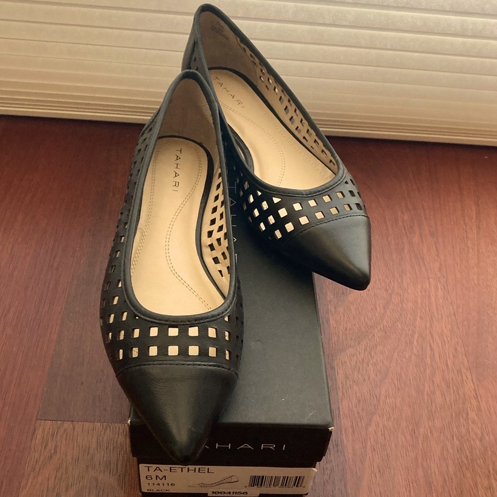 NWT Tahari Ethel Flats